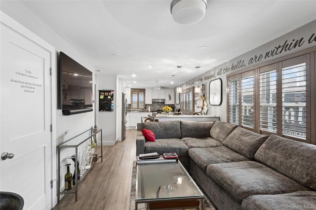 31 Julian Place, Island Park, NY 11558
