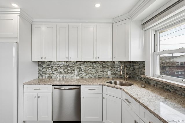 31 Julian Place, Island Park, NY 11558