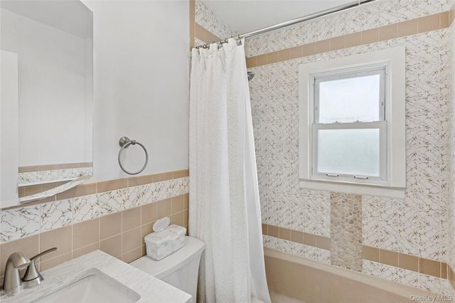 31 Julian Place, Island Park, NY 11558