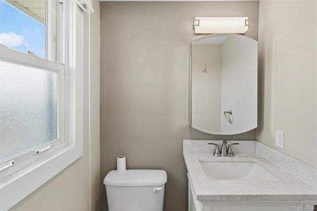 31 Julian Place, Island Park, NY 11558