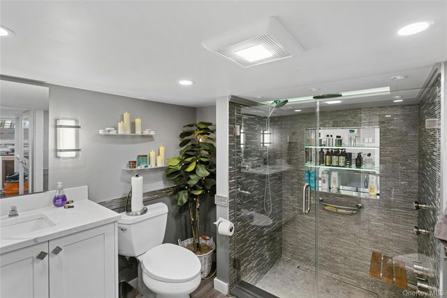31 Julian Place, Island Park, NY 11558