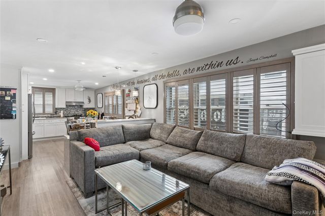 31 Julian Place, Island Park, NY 11558
