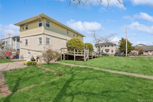 31 Julian Place, Island Park, NY 11558
