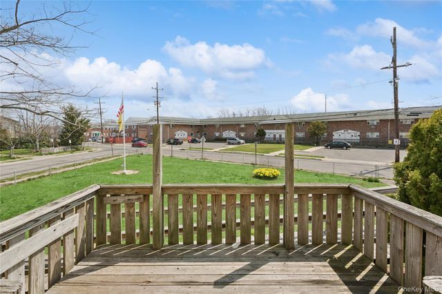 31 Julian Place, Island Park, NY 11558