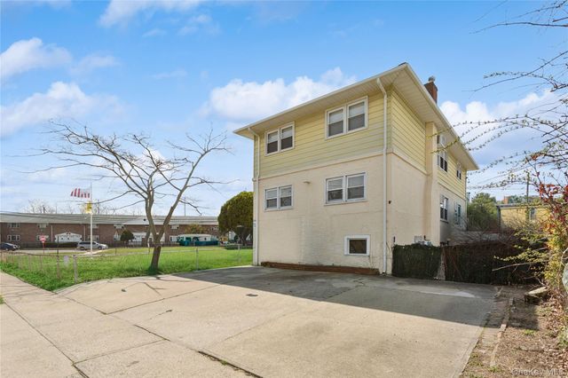 31 Julian Place, Island Park, NY 11558