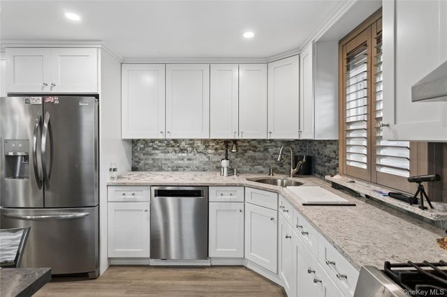 31 Julian Place, Island Park, NY 11558