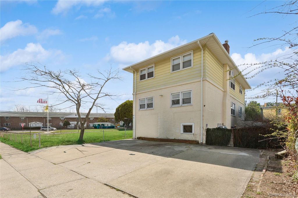 31 Julian Place, Island Park, NY 11558