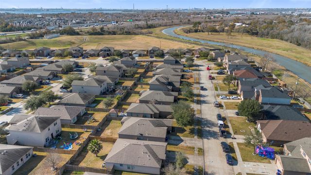 830 Paradise Road, Baytown, TX 77521