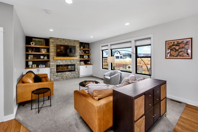 3324 Glenwood Drive, West Des Moines, IA 50265