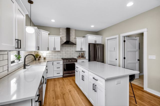 3324 Glenwood Drive, West Des Moines, IA 50265