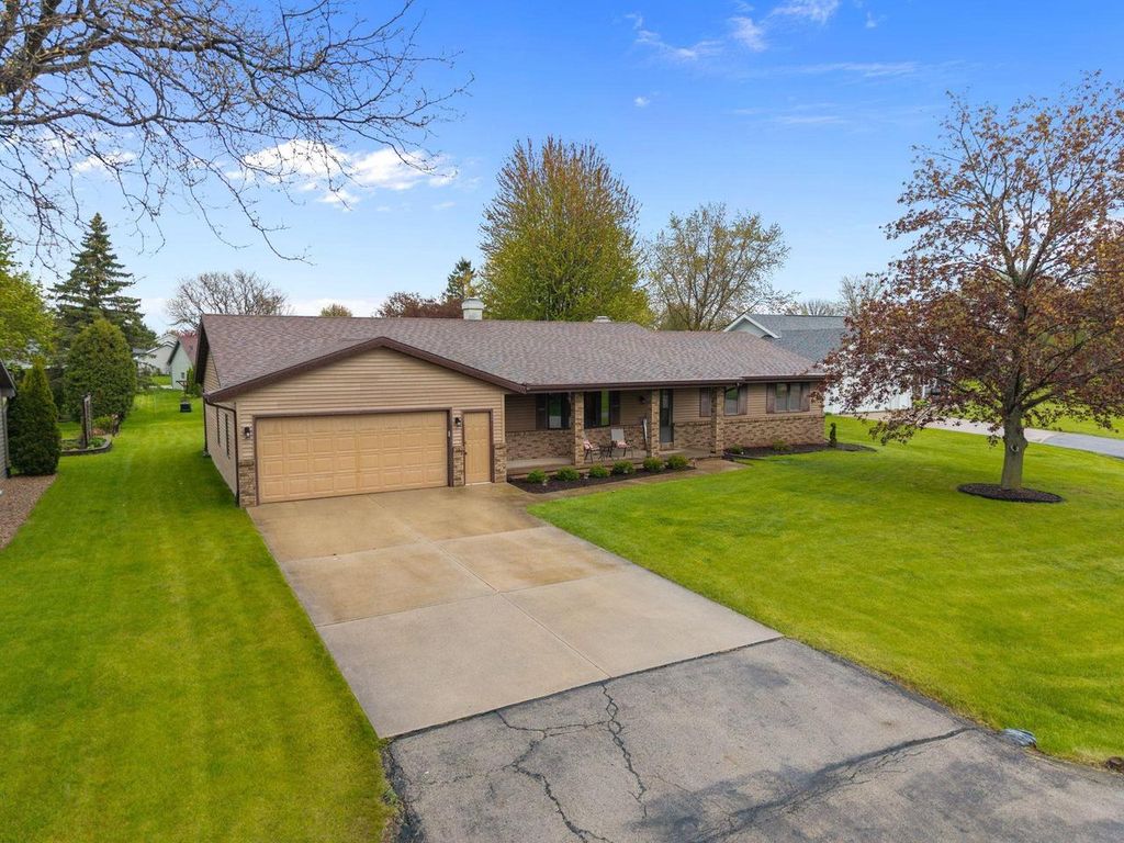 W2572 COLONIAL COURT, Appleton, WI 54915