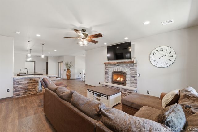 467281 Highway 100, Stilwell, OK 74960