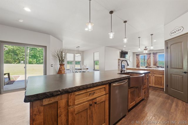 467281 Highway 100, Stilwell, OK 74960