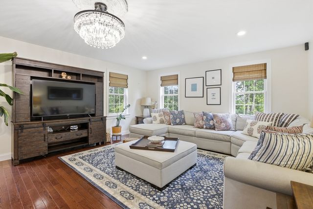 4 Murray Hill Circle, Wilmington, MA 01887