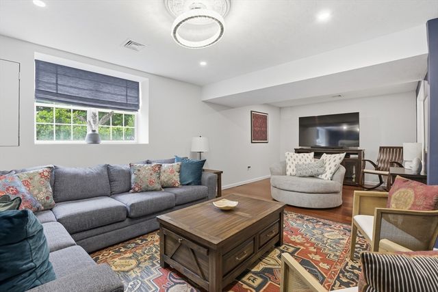 4 Murray Hill Circle, Wilmington, MA 01887