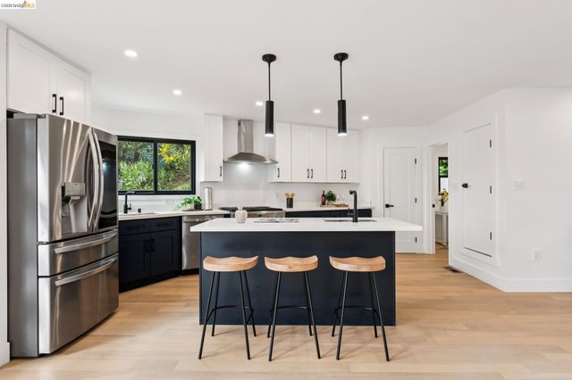 2090 WRENN ST., Oakland, CA 94602