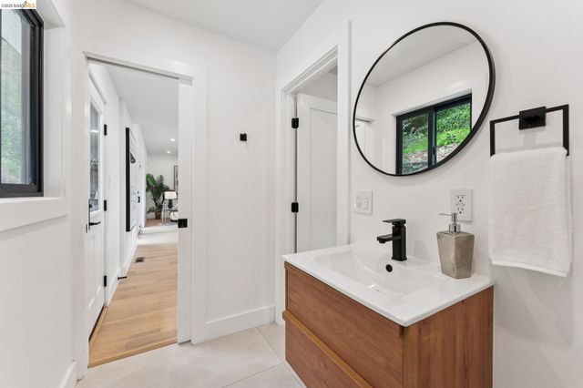 2090 WRENN ST., Oakland, CA 94602