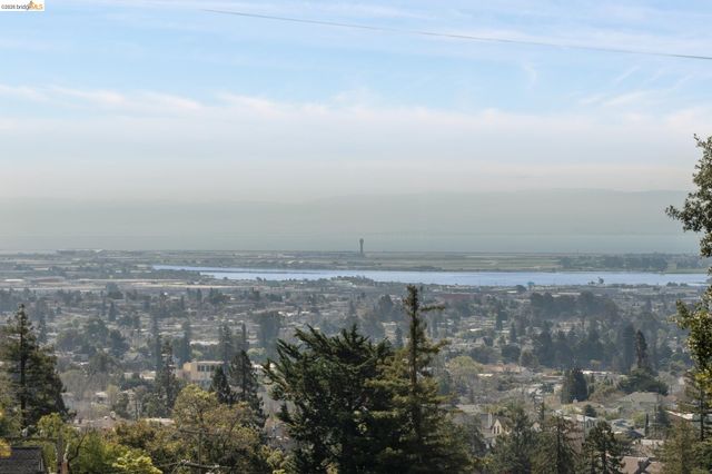 2090 WRENN ST., Oakland, CA 94602