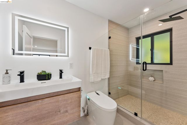 2090 WRENN ST., Oakland, CA 94602
