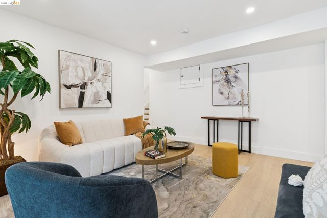 2090 WRENN ST., Oakland, CA 94602