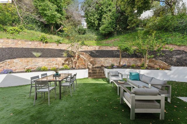 2090 WRENN ST., Oakland, CA 94602