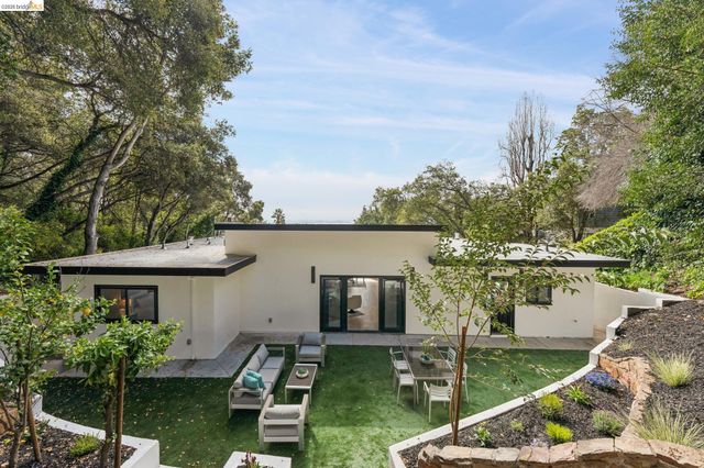 2090 WRENN ST., Oakland, CA 94602