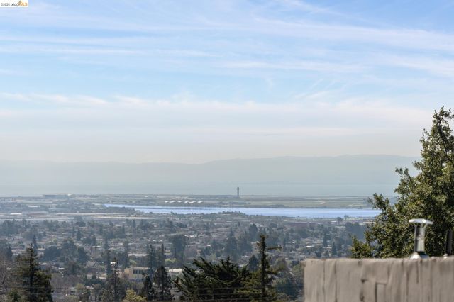 2090 WRENN ST., Oakland, CA 94602