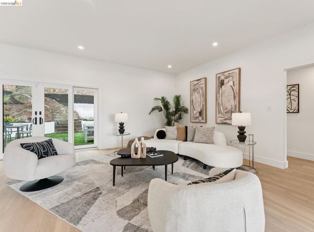 2090 WRENN ST., Oakland, CA 94602