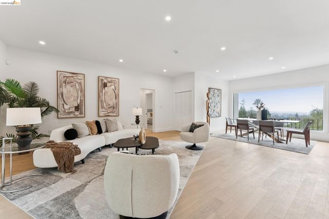 2090 WRENN ST., Oakland, CA 94602