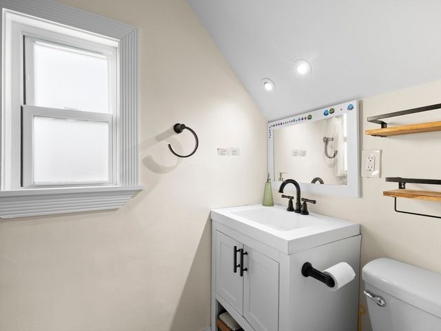 17 Preston St, Wakefield, MA 01880