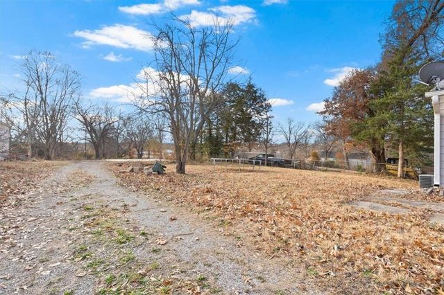 225 E Whittier Street, Kansas City, MO 64119