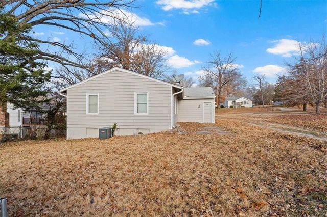 225 E Whittier Street, Kansas City, MO 64119