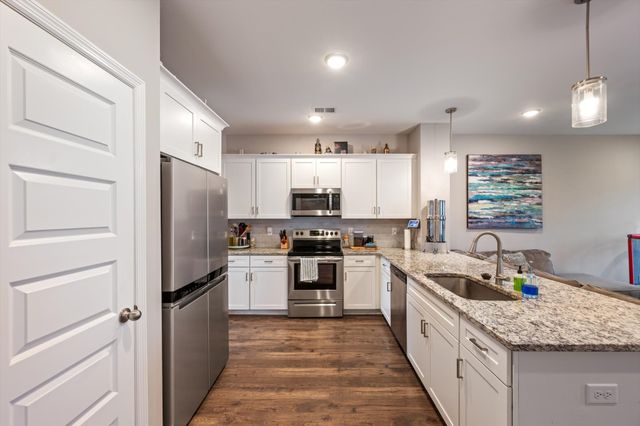 2738 Wind Gap Dr, Columbia, TN 38401