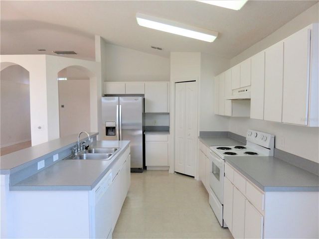 8613 FAWN CREEK DRIVE, Tampa, FL 33626