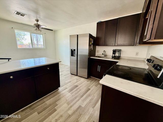2701 W RUTH Avenue, Phoenix, AZ 85051