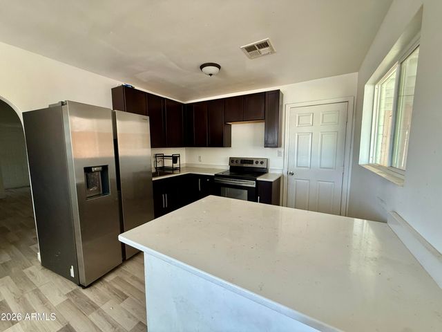 2701 W RUTH Avenue, Phoenix, AZ 85051