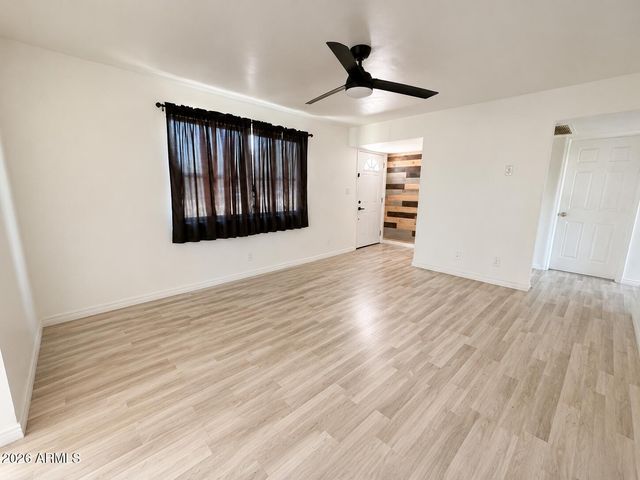 2701 W RUTH Avenue, Phoenix, AZ 85051