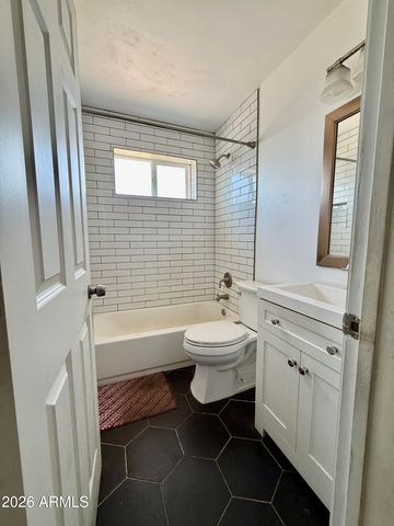 2701 W RUTH Avenue, Phoenix, AZ 85051