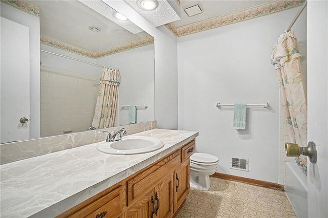 3707 E 114th Terrace, Kansas City, MO 64137