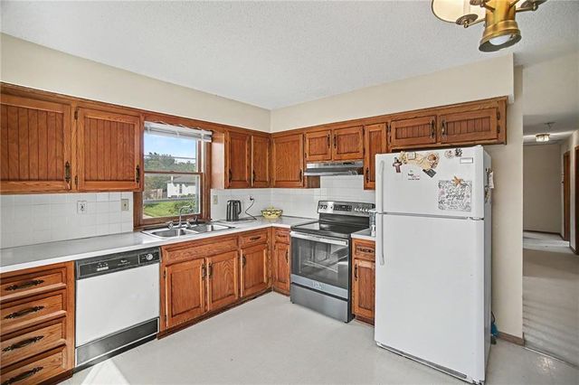 3707 E 114th Terrace, Kansas City, MO 64137