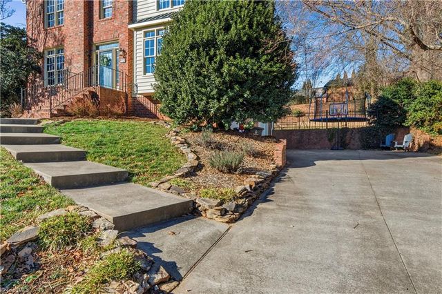 325 Stonebrook Lane, Winston-salem, NC 27104