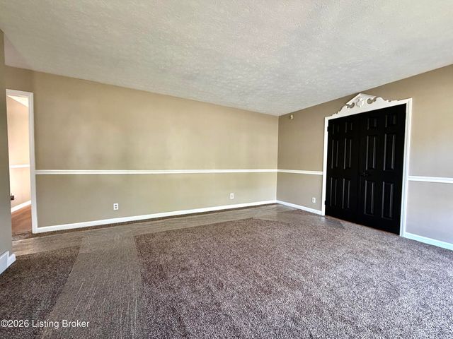 2402 High Pine Dr, Louisville, KY 40214