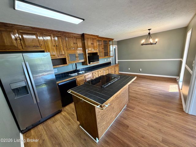 2402 High Pine Dr, Louisville, KY 40214