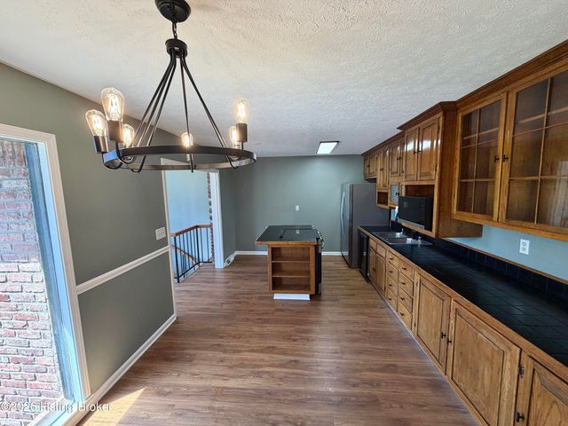 2402 High Pine Dr, Louisville, KY 40214