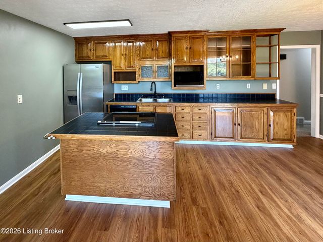 2402 High Pine Dr, Louisville, KY 40214