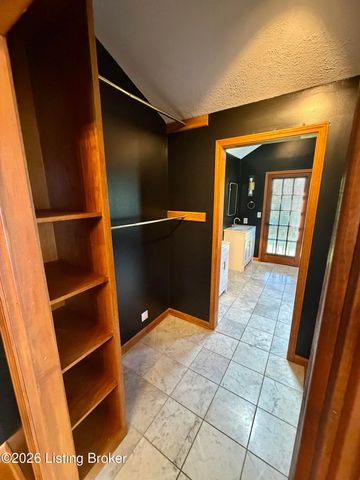 2402 High Pine Dr, Louisville, KY 40214