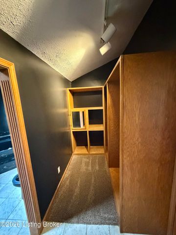 2402 High Pine Dr, Louisville, KY 40214