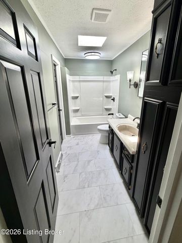 2402 High Pine Dr, Louisville, KY 40214