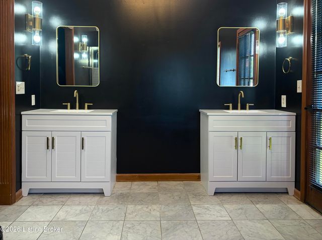 2402 High Pine Dr, Louisville, KY 40214