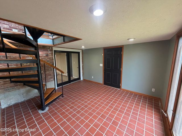 2402 High Pine Dr, Louisville, KY 40214